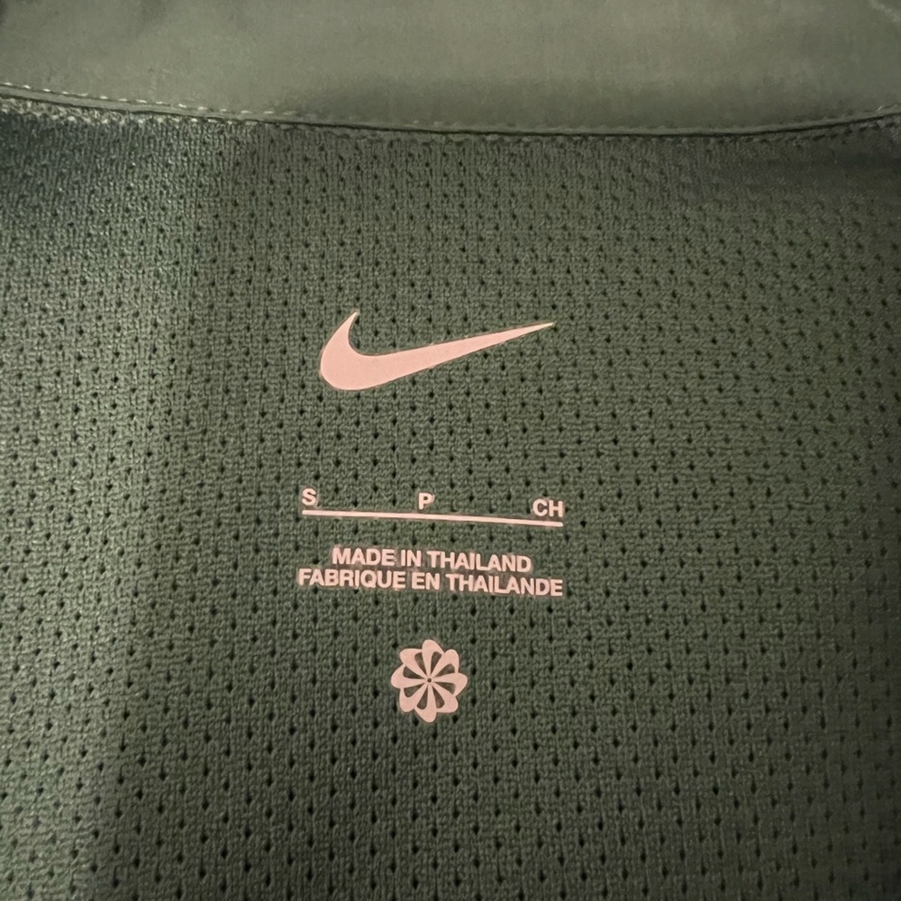 Nike Pull Over - image 3